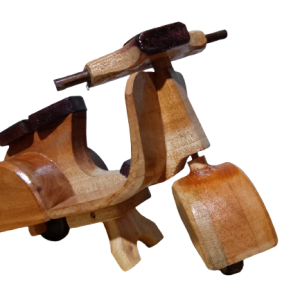 miniatur vespa scooter dari kayu